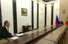 Σεργκέι Λαβρόφ και Βλαντίμιρ Πούτιν στο ίδιο τραπέζι με μεγάλη απόσταση ασφαλείας για τον κορωνοϊό