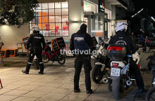 Αστυνομικοί έξω από το κατάστημα εστίασης στη Θεσσαλονίκη όπου έπεσαν οι πυροβολισμοί