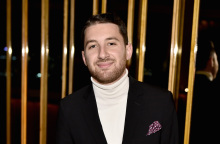 Albert Ayal: Με τον λογαριασμό Up Next Designer ανακαλύπτει νέους σχεδιαστές του πλανήτη, τους οποίους στη συνέχεια φορούν οι celebrities.