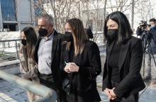 Στιγμιότυπο από την άφιξη της οικογένειας της 22χρονης που κατήγγειλε τον προπονητή ιστιοπλοΐας για βιασμό