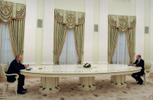 Ο Πούτιν συναντά τον Όλαφ Σολτς στο μακρύ τραπέζι που είχε χρησιμοποιήσει και για τον Μακρόν