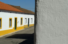 Φωτογραφία στο εξώφυλλο της συλλογής «Ποιήματα» του Ηλία Ευθυμιόπουλου (εκδ. ATHENS VOICE BOOKS)