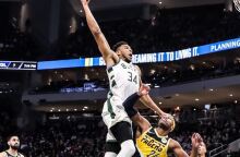 Ο Γιάννης Αντετοκούνμπο στη νίκη επί των Πέισερς