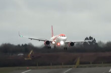 Η κακοκαιρία «Ντάντλεϊ» πήρε και... σήκωσε αεροπλάνο στο Μπέρμιγχαμ