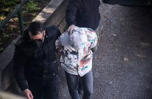 Ο «Ντίνος» οδηγείται στον ανακριτή για να απολογηθεί για την δολοφονία του Άλκη Καμπανού