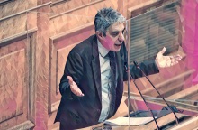 Εικονογράφιση που απεικονίζει τον Γιώργο Τσίπρα στο βήμα της Βουλής