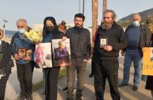 Συγγενείς ηλικιωμένων που πέθαναν κατά την παραμονή τους στο γηροκομείο στα Χανιά πραγματοποιούν διαμαρτυρία έξω από τη δομή - Κρατούν φωτογραφίες και λουλούδια στη μνήμη τους