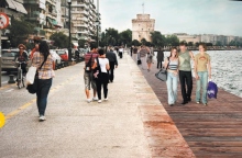 Άνθρωποι που περπατούν στην παραλία της Θεσσαλονίκης