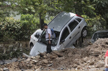 Στη Βραζιλία αυτοκίνητο παρασύρθηκε από χείμαρρο στην πόλη Πετρόπολις