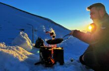 Μαγειρεύοντας στο χιόνι το βλάχικο τυρί Κασκαβάλ