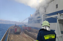 Η φωτιά στο Euroferry Olympic σε εξέλιξη, με πυροσβέστες στην Κέρκυρα να ρίχνουν νερό
