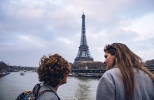 Άνδρας και γυναίκα κοιτούν τον πύργο του Άιφελ στο Παρίσι