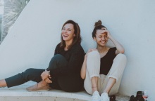 Δυο κορίτσια γελάνε.