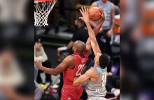 Ο Γιάννης Αντετοκούνμπο ταπώνει τον Κρις Μίντλετον