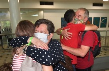 Πολίτες συναντούν και πάλι τις οικογένειες τους στην Αυστραλία- Μετά το άνοιγμα των συνόρων δίνουν την πρώτη αγκαλιά έπειτα από σχεδόν δύο χρόνια