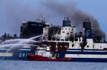 Euroferry Olympia: Το πλοίο παραμένει έξω από την Κέρκυρα - Πυροσβεστικά σκάφη στην επιχείρηση κατάσβεσης της φωτιάς