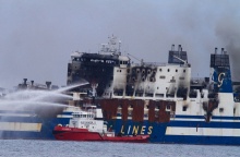 Euroferry Olympia: Πυροσβεστικά σκάφη ρίχνουν νερό στο πλοίο που πήρε φωτιά τα ξημερώματα της Παρασκευής (18/2)