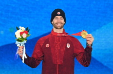 Ο Μαξ Παρό ποζάρει με το χρυσό μετάλλιο. 