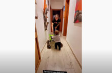 Ο Άκης Πετρετζίκης βλέπει τον γιο του να κάνει τα πρώτα του βήματα