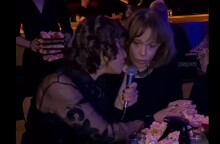 Η ηθοποιός Μαίρη Χρονοπούλου και η τραγουδίστρια Κωνσταντίνα τραγουδούν το «Έκλαψα χθες» σε νυχτερινό κέντρο