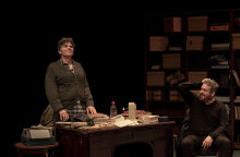 «Αινιγματικές Παραλλαγές» στο Ίδρυμα Μιχάλης Κακογιάννης με τους Γιάννη Μπέζο και Πυγμαλίωνα Δαδακαρίδη, σε σκηνοθεσία Σωτήρη Τσαφούλια