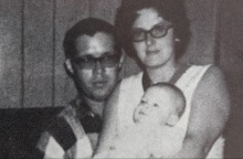 Η Γουανέτ Χόιτ, με τον Τιμ και ένα από τα παιδιά τους. 