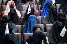 Αφγανιστάν: Οι γυναίκες δημόσιοι υπάλληλοι θα πρέπει να καλύπτουν σωστά το κεφάλι τους, ακόμη και με κουβέρτα, ανακοίνωσαν οι Ταλιμπάν.