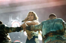 Η Τζένιφερ Λόπεζ με χορευτές στη σκηνή