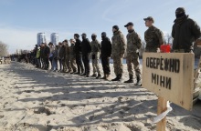 Ουκρανοί ετοιμάζονται να λάβουν μέρος σε στρατιωτική άσκηση στο Κίεβο