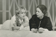 «Ο Βασιλικός» (1986). Έφη Ροδίτη (Ρονκάλαινα), Μαρία Δημητριάδου (Λανάρω). 