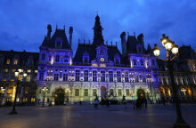 Βερολίνο και Παρίσι φωταγώγησαν κτίρια στα χρώματα της Ουκρανίας