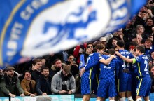 Οι παίκτες της Τσέλσι πανηγυρίζουν τη νίκη κόντρα στη Λιλ