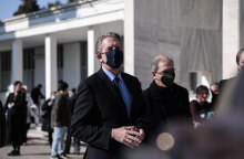 Ο Παύλος Γερουλάνος με μάσκα για τον κορωνοϊό