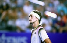 Ο Ζβέρεφ  χτύπησε τη ρακέτα του στα πόδια του διαιτητή