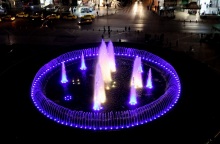 ΦΩΤΑΓΩΓΗΜΕΝΟ ΤΟ ΣΥΝΤΡΙΒΑΝΙ ΤΗΣ ΟΜΟΝΟΙΑΣ ΚΑΙ Η ΤΕΧΝΟΠΟΛΗ ΜΕ ΤΑ ΧΡΩΜΑΤΑ ΤΗΣ ΣΗΜΑΙΑΣ ΤΗΣ ΟΥΚΡΑΝΙΑΣ (ΓΙΑΝΝΗΣ ΠΑΝΑΓΟΠΟΥΛΟΣ / EUROKINISSI)