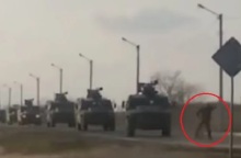 Ουκρανία: Η στιγμή που πολίτης μπαίνει μπροστά από τα ρωσικά τανκ για να τα εμποδίσει