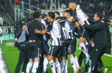 Οι παίκτες του ΠΑΟΚ πανηγυρίζουν την πρόκριση επί της Μίντιλαντ