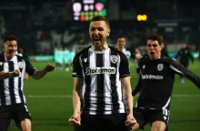 Οι παίκτες του ΠΑΟΚ πανηγυρίζουν την πρόκριση επί της Μίντιλαντ