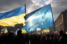 Διαδηλωτές με σημαίες της Ουκρανίας και της Ευρωπαϊκής Ένωσης