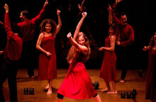 «Αναφορά για μια Ακαδημία» από την Ομάδα Σημείο Μηδέν, σε σκηνοθεσία Σάββα Στρούμπου στο Θέατρο Άττις-Νέος Χώρος