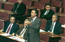 Ο Δημήτρης Τσοβόλας στη Βουλή ως πρόεδρος του ΔΗΚΚΙ το 1999