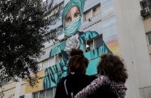 Τοιχογραφία που απεικονίζει μια νοσηλεύτρια στο Τζάνειο Νοσοκομείο Πειραιά