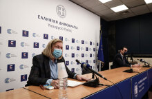 Μαρία Θεοδωρίδου και Μάριος Θεμιστοκλέους στη live ενημέρωση για τον εμβολιασμό κατά του κορωνοϊού στην Ελλάδα