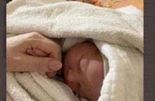 Νεογέννητο μωρό στην αγκαλιά της μητέρας του σε καταφύγιο στην Ουκρανία