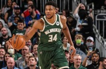 Ο Γιάννης Αντετοκούνμπο στη νίκη επί των Χόρνετς