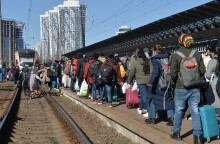 Πρόσφυγες από την Ουκρανία προσπαθούν να μπουν σε τραίνο
