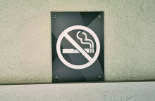 Πινακίδα «Απαγορεύτεται το κάπνισμα» σε τοίχο