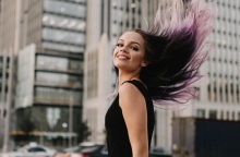 Ένα κορίτσι στο δρόμο χαμογελάει. 