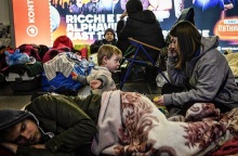 Ουκρανία: Φωτογραφίες από σταθμούς μετρό στο Κίεβο που λειτουργούν ως καταφύγια