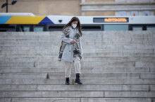 Κοπέλα στο Σύνταγμα με μάσκα για τον κορωνοϊό